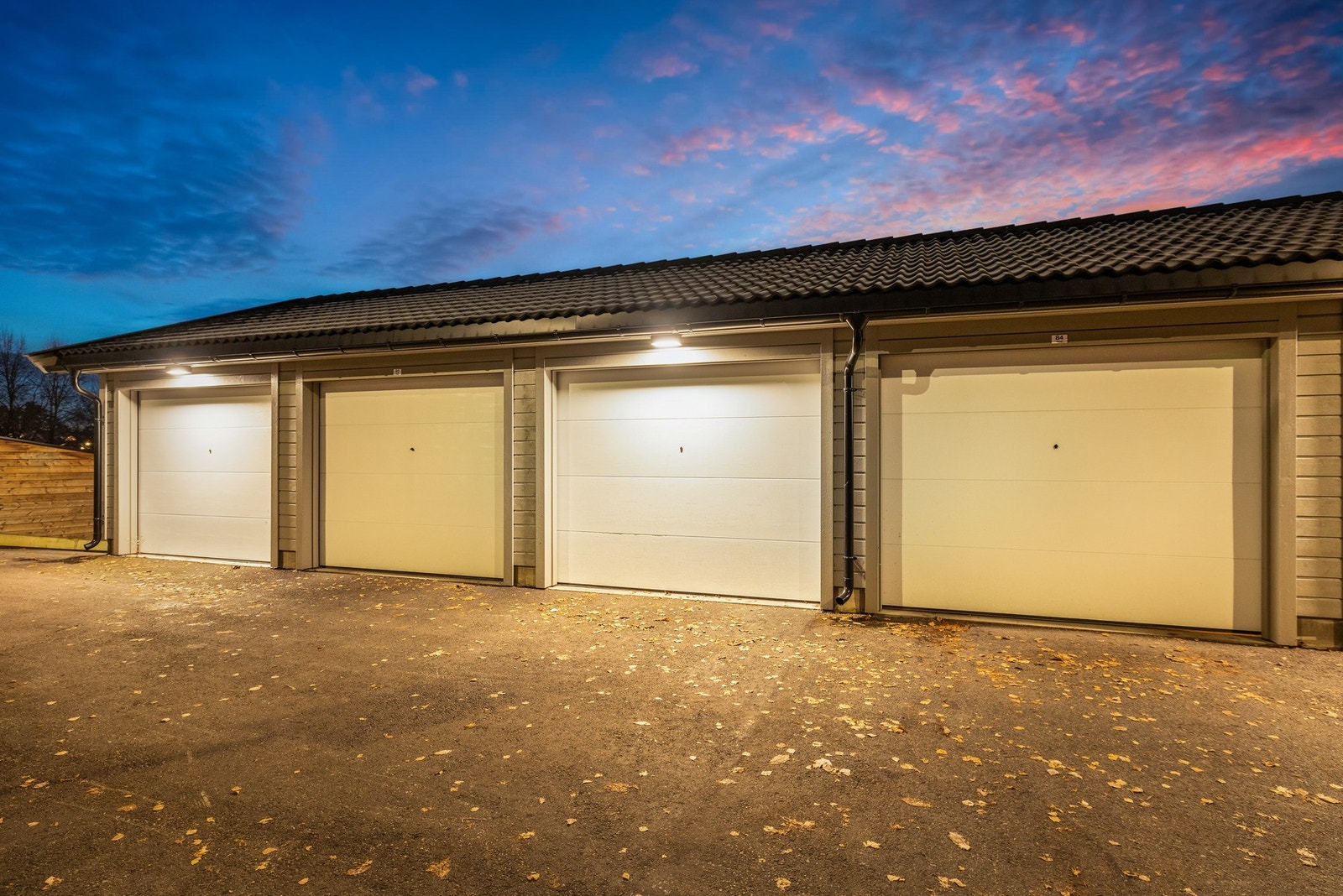 Det er en garasje knyttet til hver leilighet. Det er montert elbillader. Galleribilde