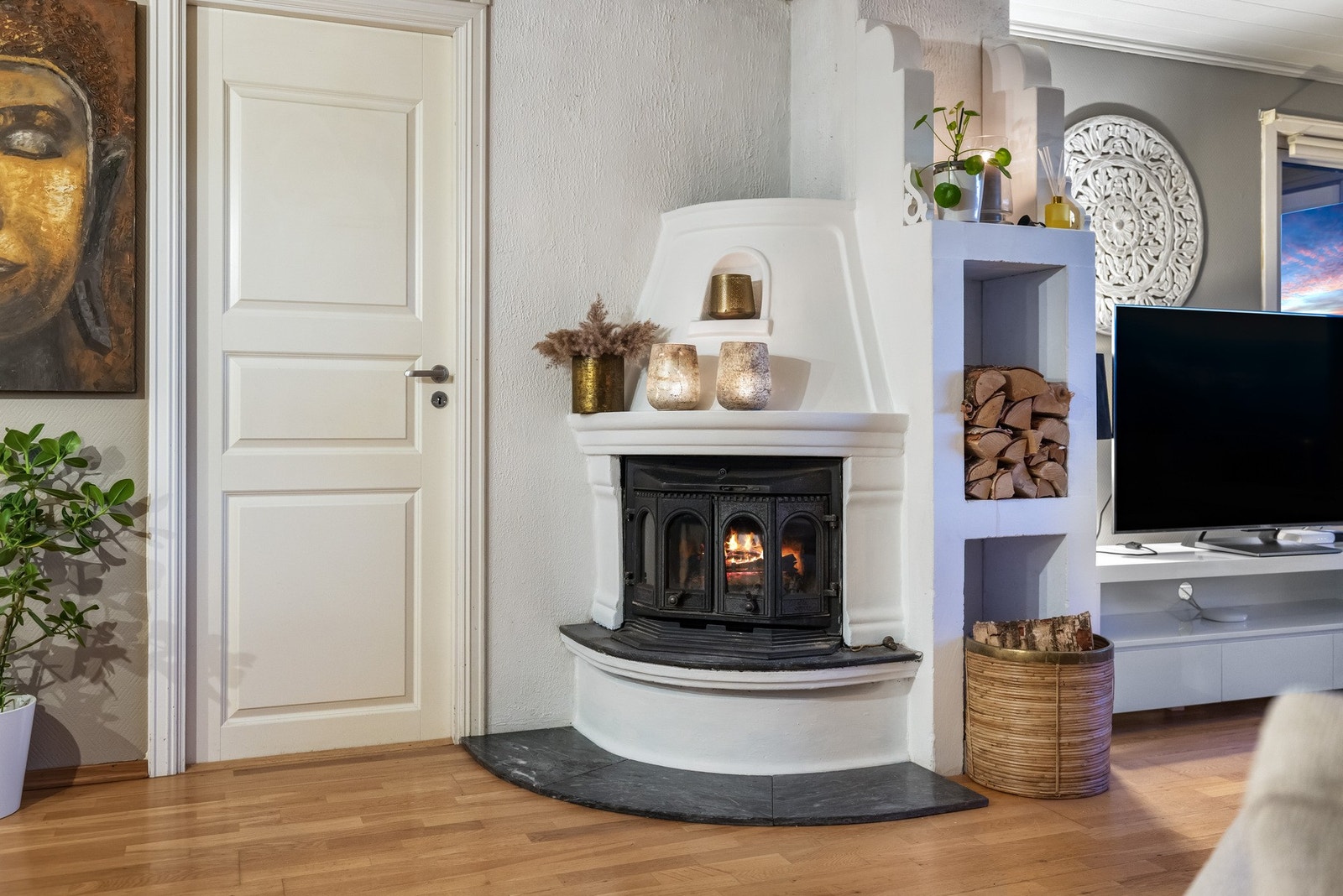 I stuen er det montert en stemningsfull peisovn som bidrar til varme og hygge på kjøligere vinterdager. Galleribilde