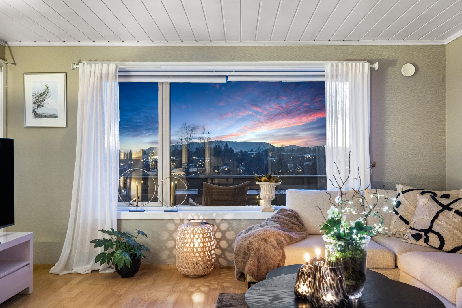 Du får naturlig lys inn gjennom store vindusflater. Galleribilde