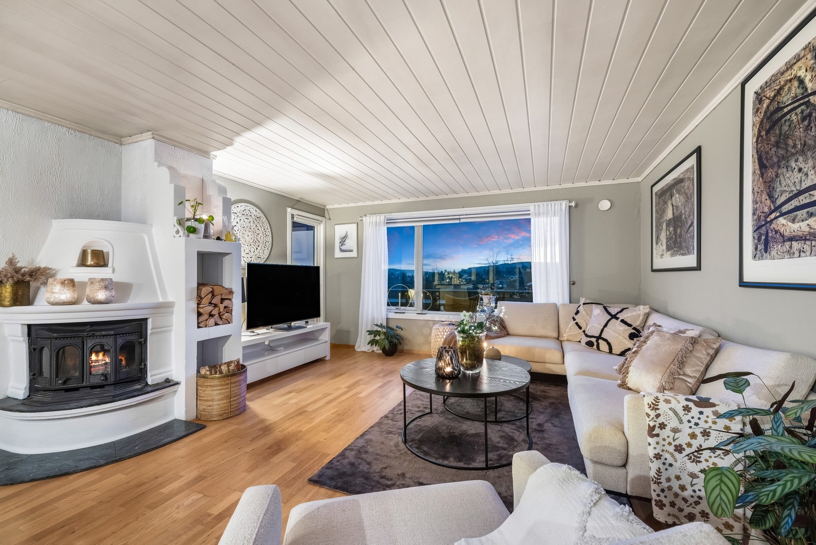 Videre er det parkett på gulvet, malte flater i en stilren farge, samt hvitmalt himling. Galleribilde