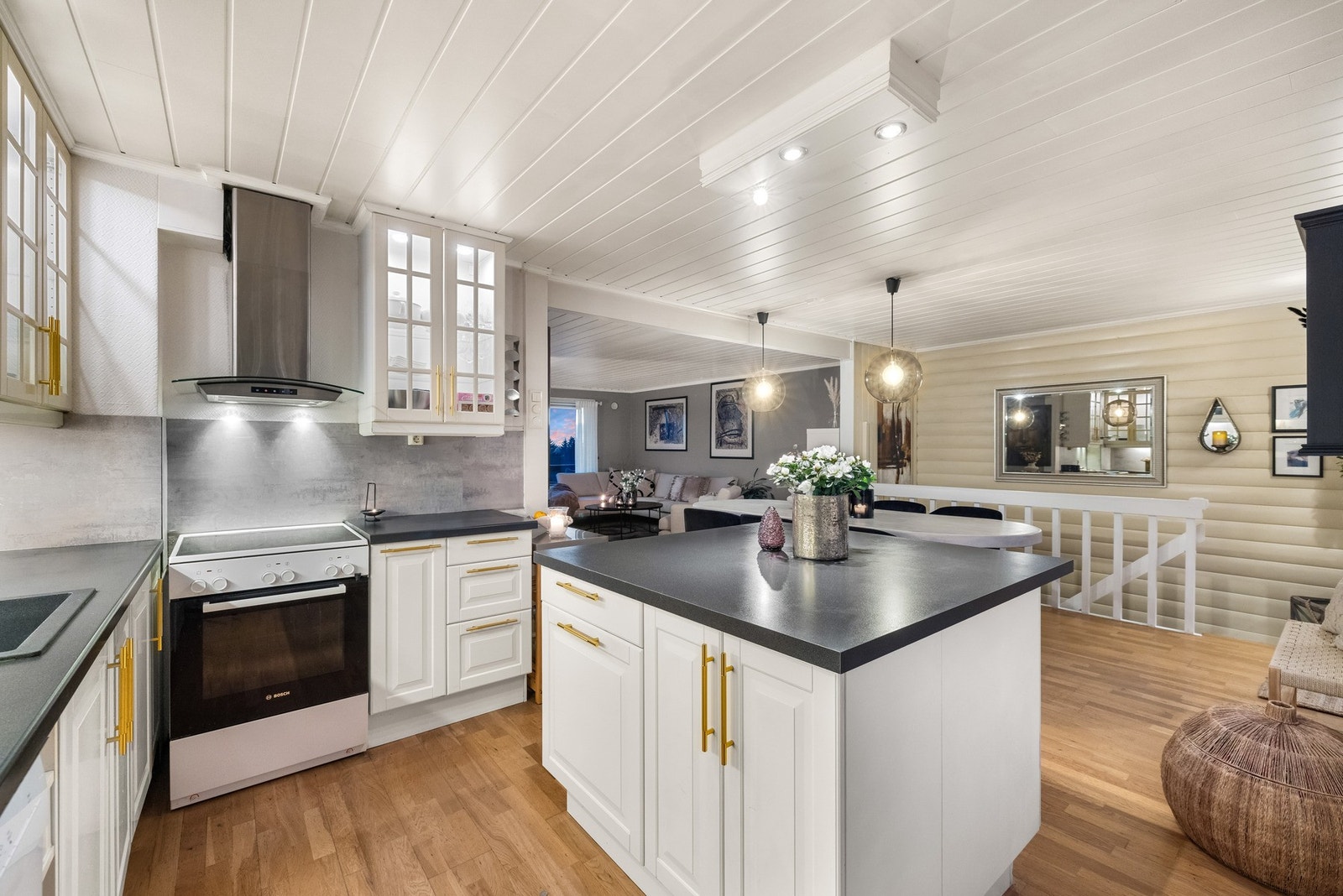 Her er det åpen stue- og kjøkkenløsning som gjør matlagingen litt mer sosial! Galleribilde