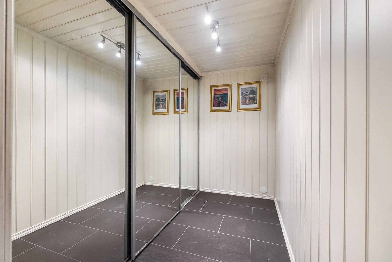 Garderoberom - supert for oppbevaring i stor skyvedørsgarderobe med speilflater! Galleribilde