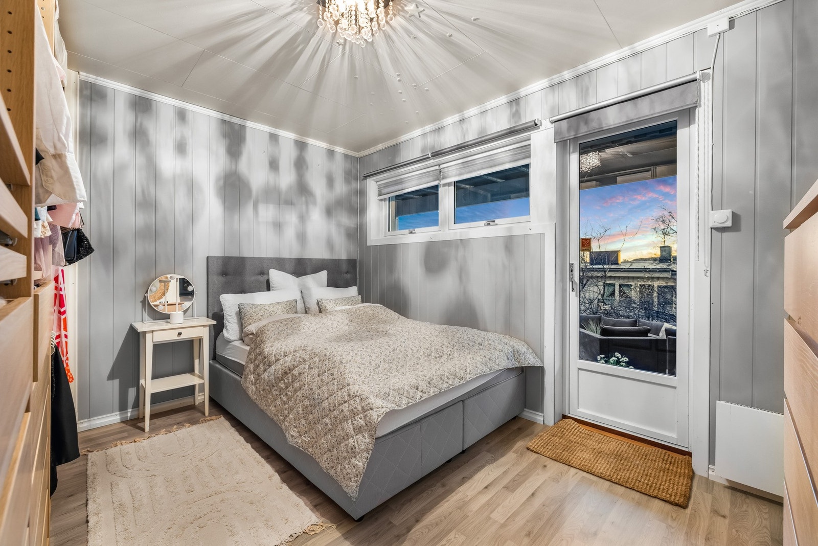 Soverom 2 benyttes som hovedsoverom og har laminat på gulvet, gråmalte vegger, samt hvitmalt himling. Galleribilde