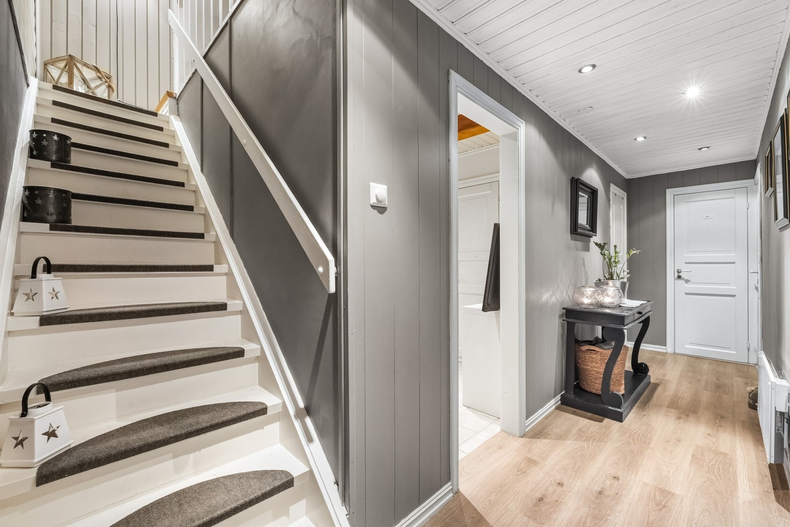 I underetasjen finner vi de to andre soverommene, baderom og toalettrom, samt allrom, bod og garderobe. Galleribilde