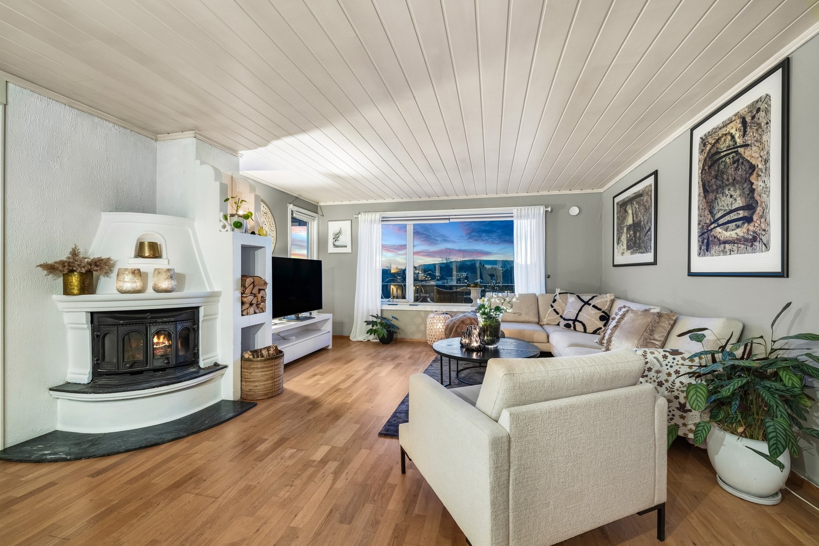 Her får du en praktisk planløsning med åpen stue- og kjøkkenløsning i boligens 1. etasje, og 3 soverom fordelt på de to etasjene. Galleribilde