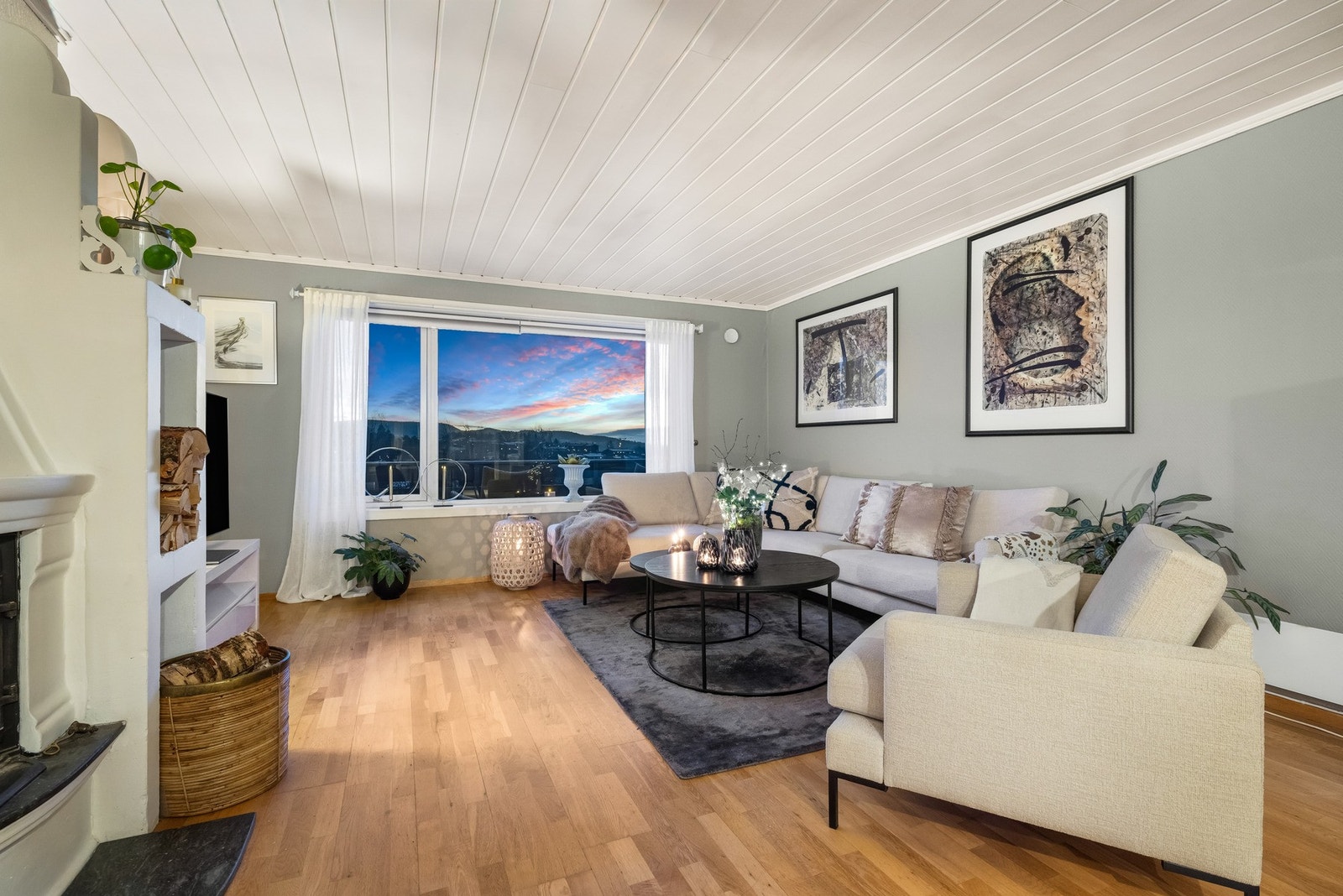 Her får du en koselig stue hvor du kan innrede med sofa og tilhørende møblement. Galleribilde