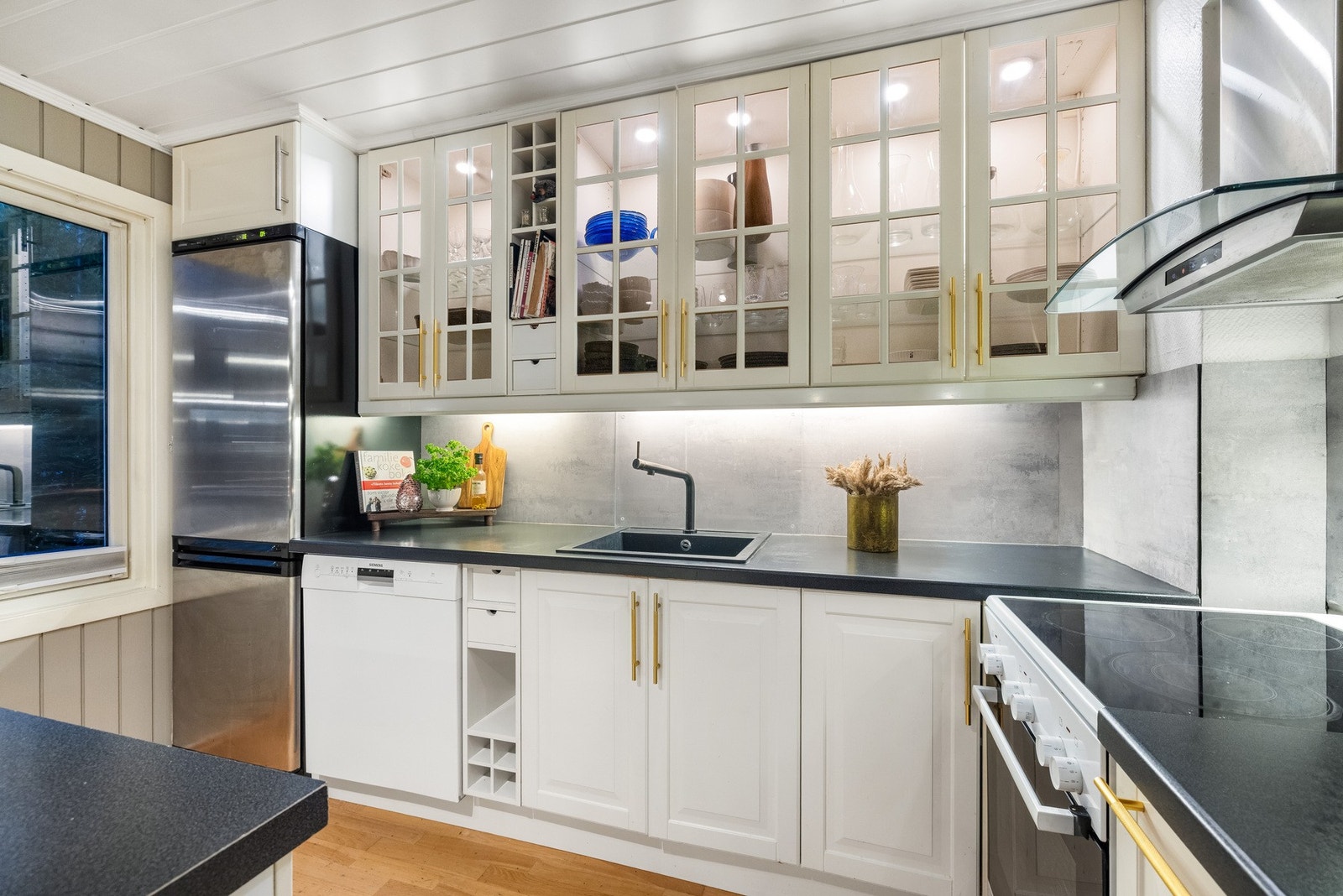 Videre er det god skapplass og benkeplass, med en stor kjøkkenøy. Galleribilde