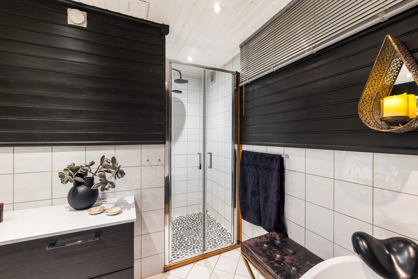 Innredningen består av dusjplass i nisje, badekar og søyleservant med ettgreps blandebatteri. Galleribilde