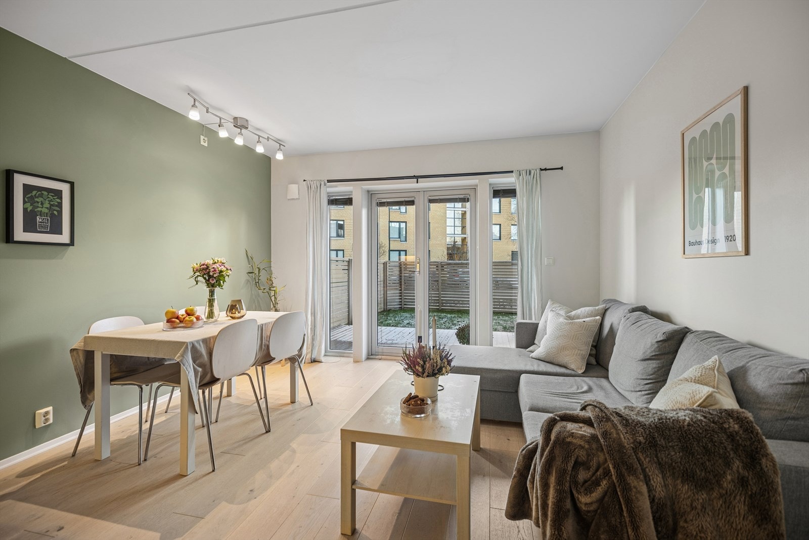 Lys og luftig stue med store vindusflater som slipper inn rikelig med lys Galleribilde