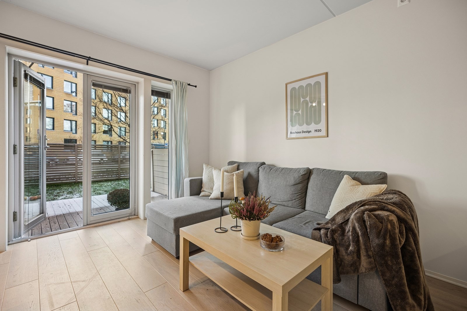 Det er utgang til leilighetens markterrasse fra stuen Galleribilde