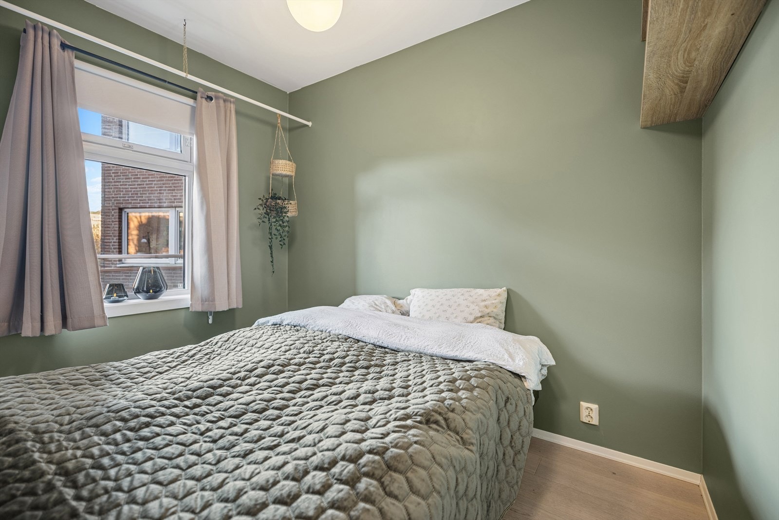 Soverom med god plass til dobbeltseng Galleribilde