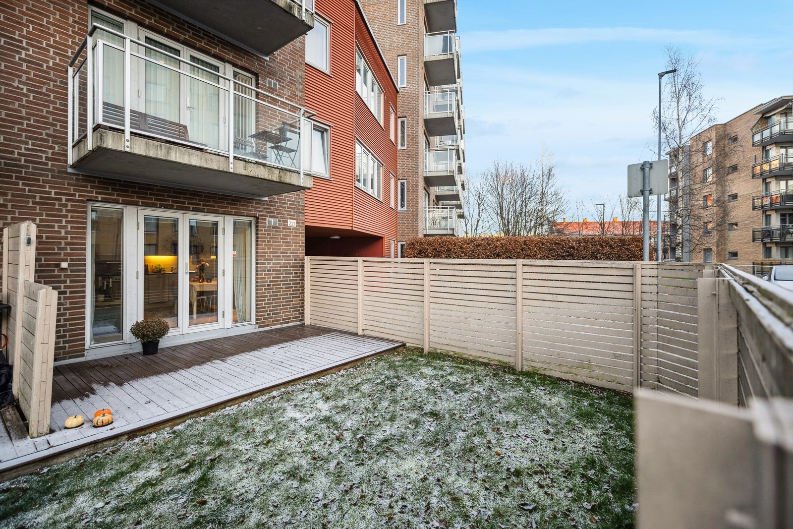 Leilighetens romslige markterrasse ligger fint til på enden Galleribilde