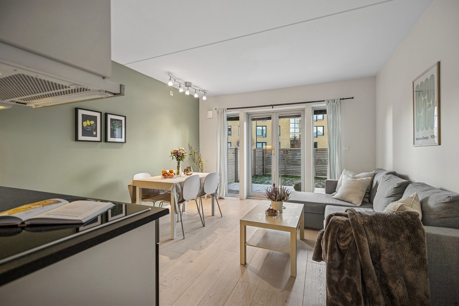 Lys og luftig stue med god plass til sofaløsning samt spisebord Galleribilde