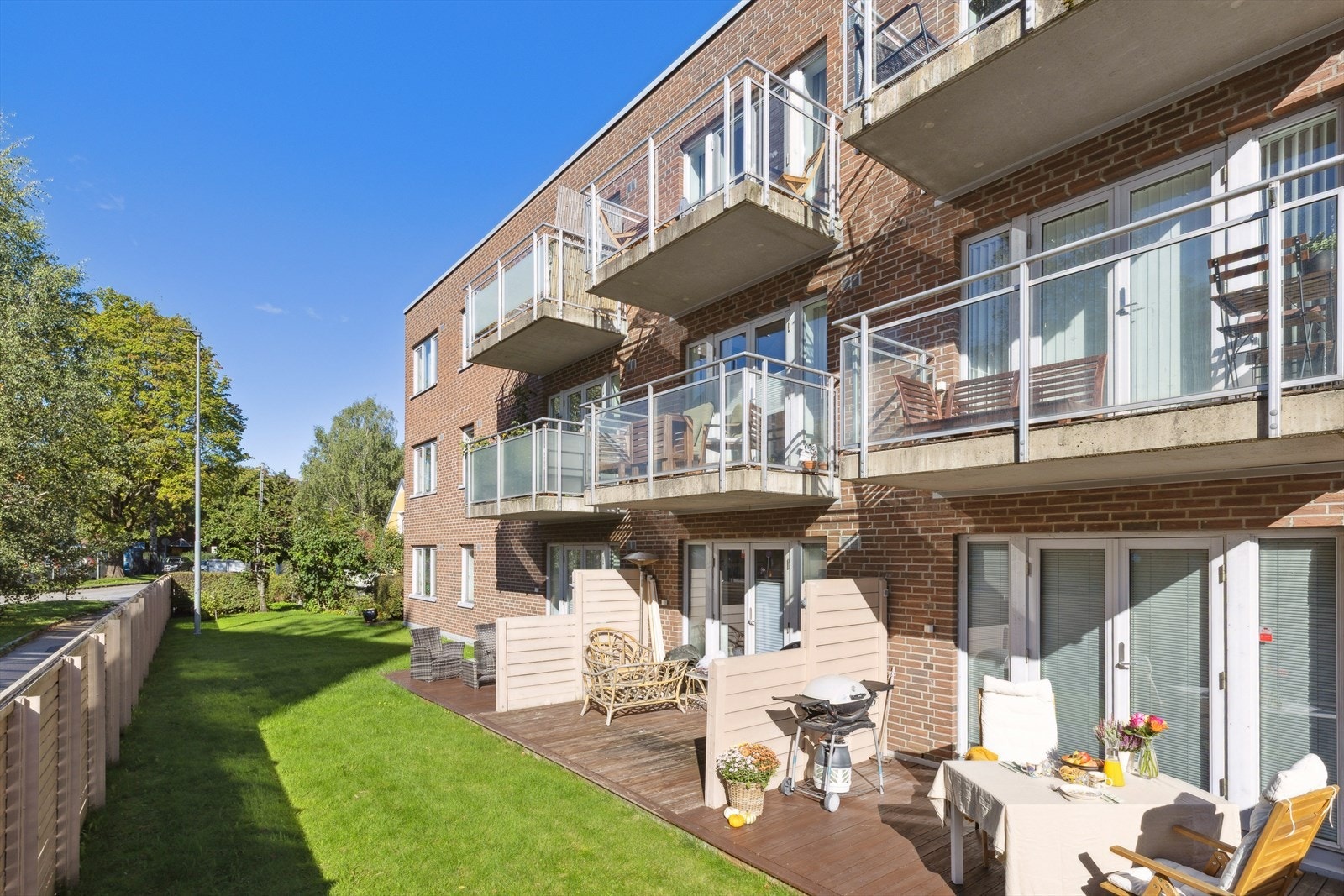 Idylliske og solrike uteområder på sommerstid Galleribilde