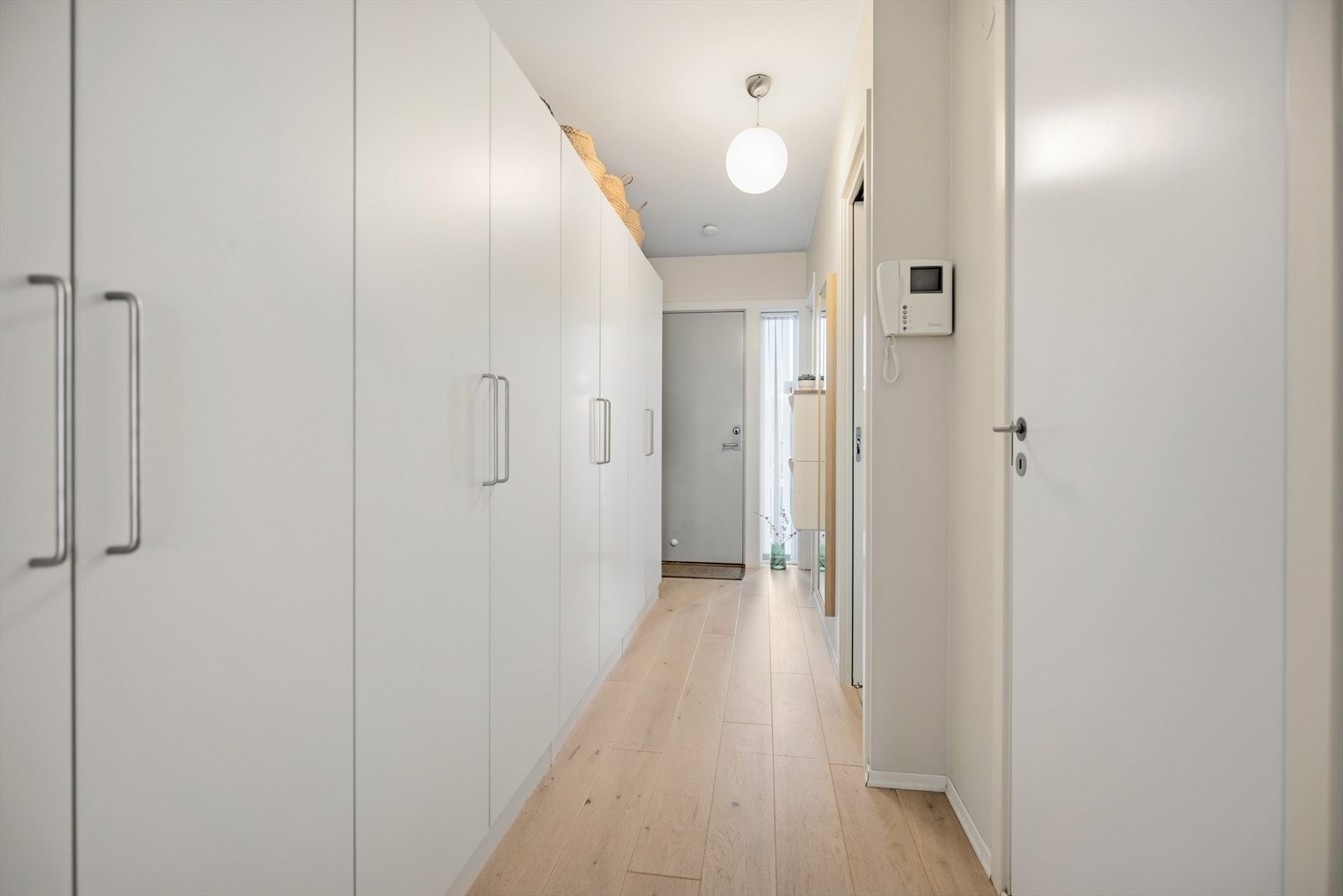 Svært god lagringsplass i gangen med stort garderobeskap Galleribilde