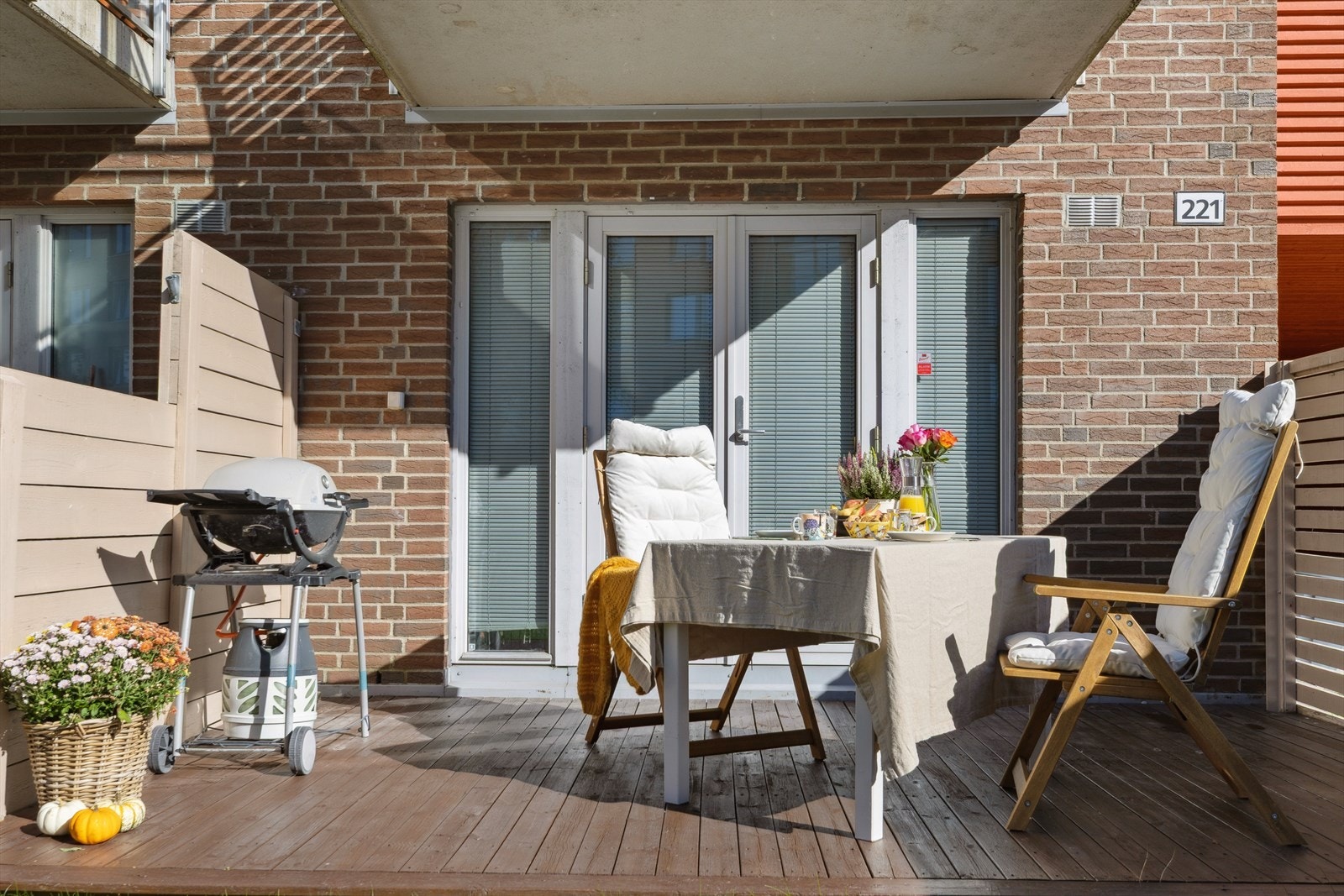 Uteområde med god plass til diverse møblering og grill Galleribilde