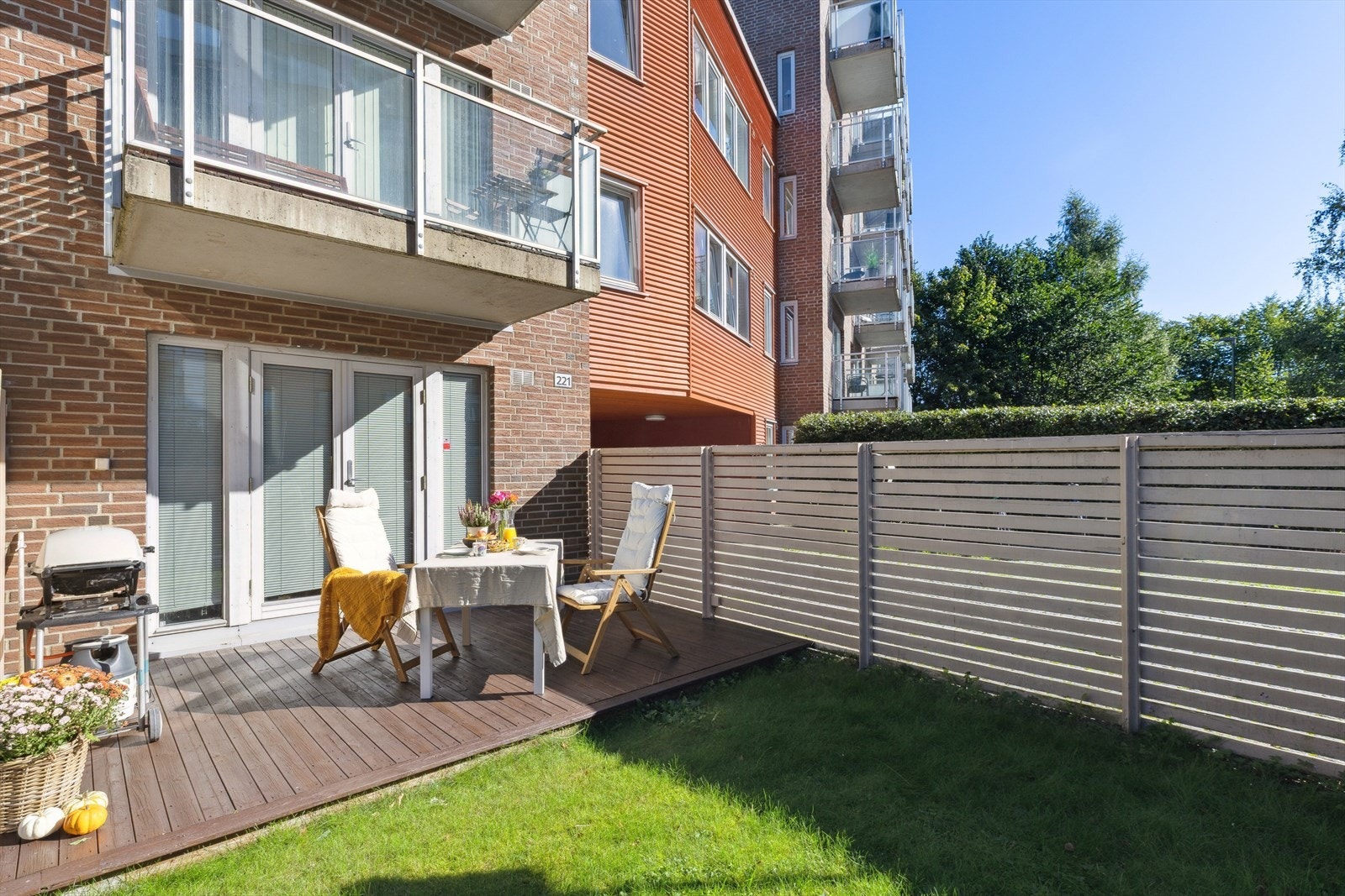 Markterrassen er på ca. 12 kvm og omkranset av grøntarealer Galleribilde