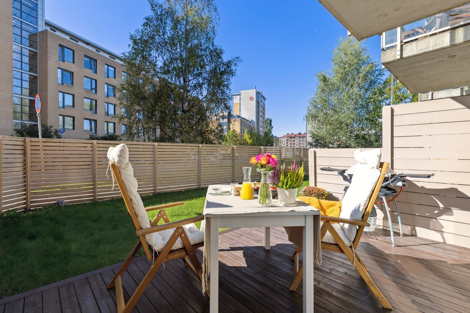 Sommerbilder av uteplassen Galleribilde