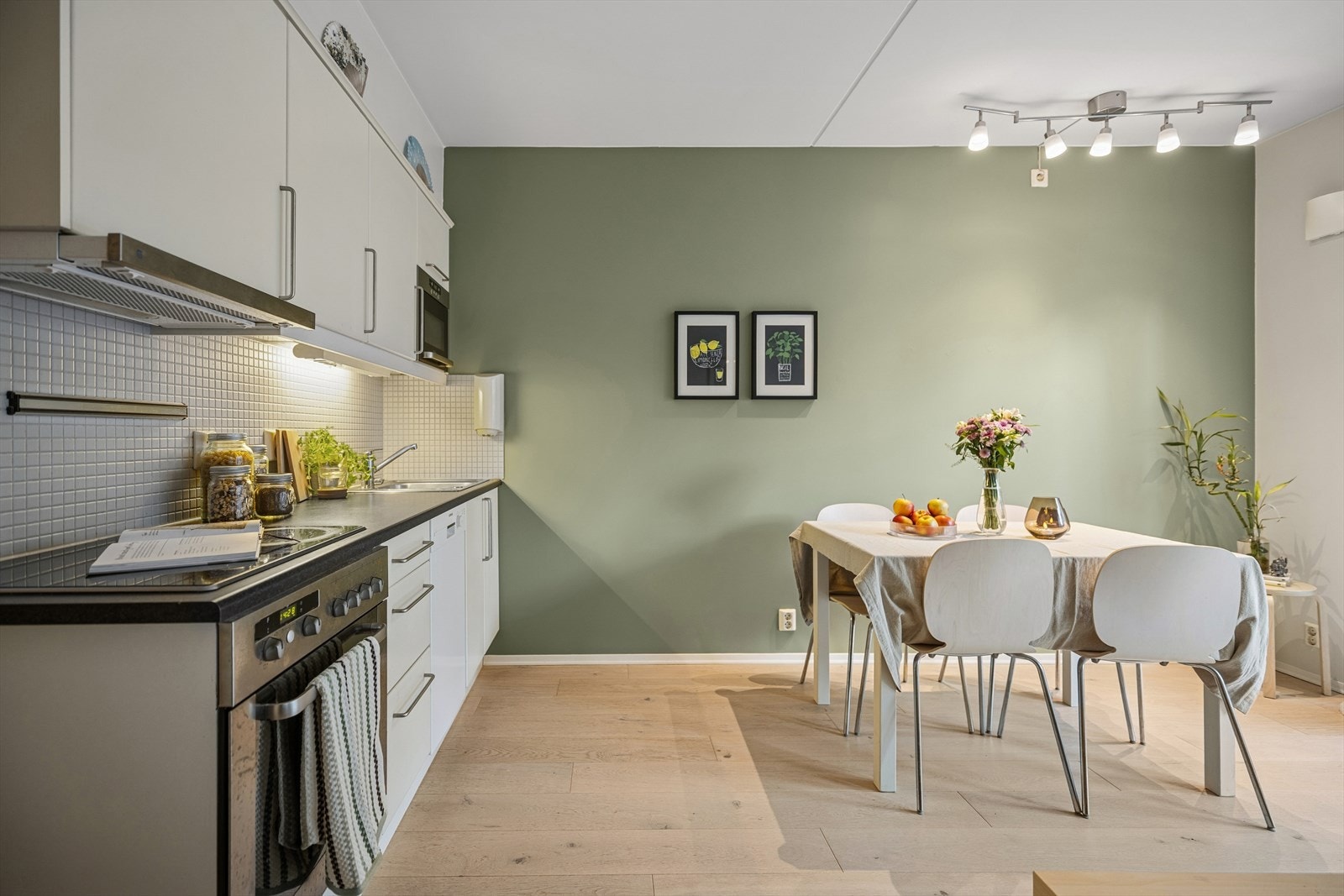 Hyggelig kjøkken med spiseplass Galleribilde