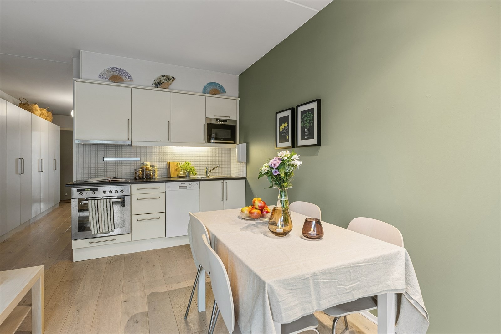 Veggflater ble i 2025 malt opp i en behagelig og tidsriktig tone, mens gulvflatene består av 1-stavs parkett Galleribilde