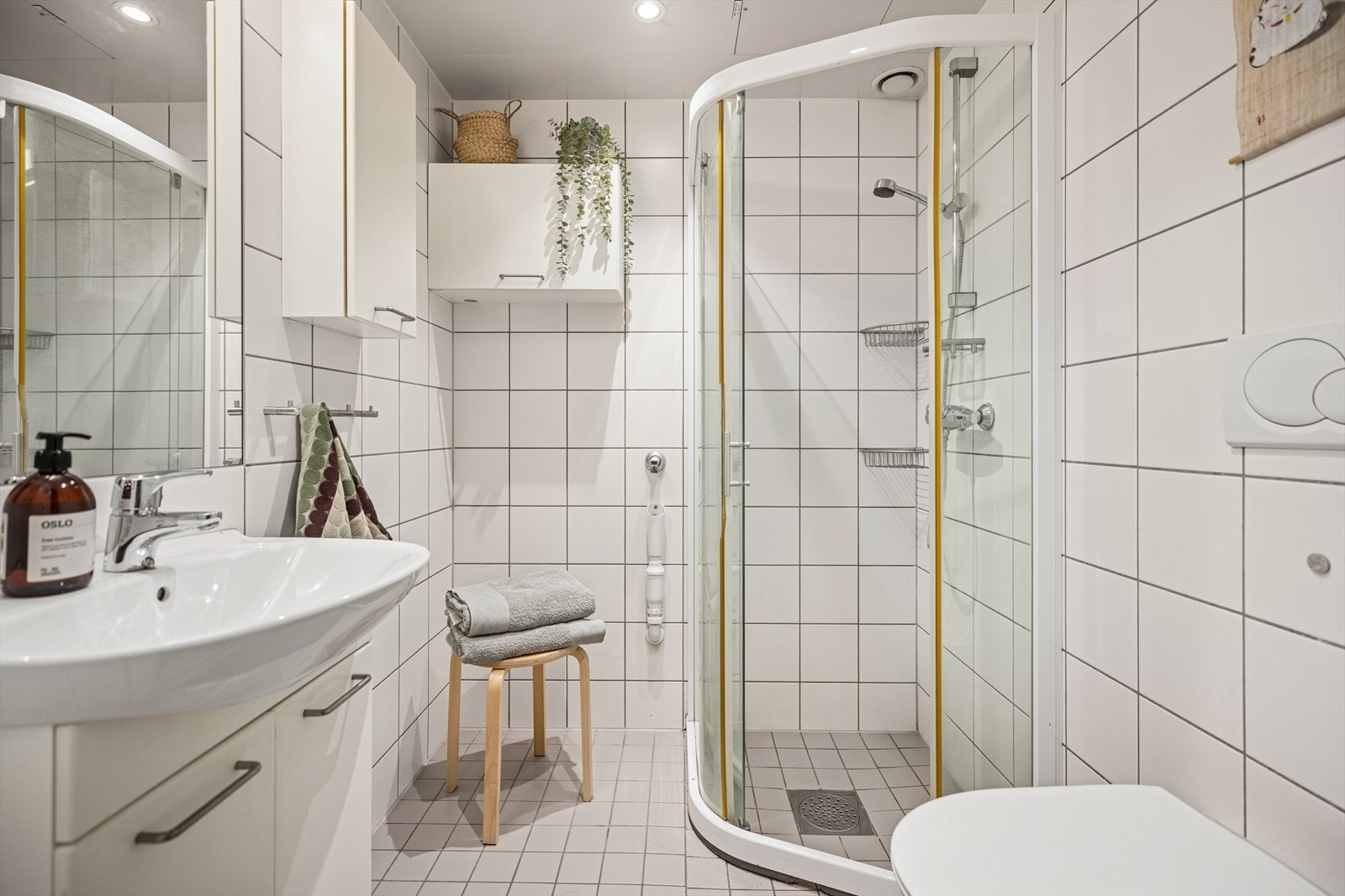 Badet har opplegg for vaskemaskin, samt lun gulvvarme som gir rommet en behagelig atmosfære Galleribilde