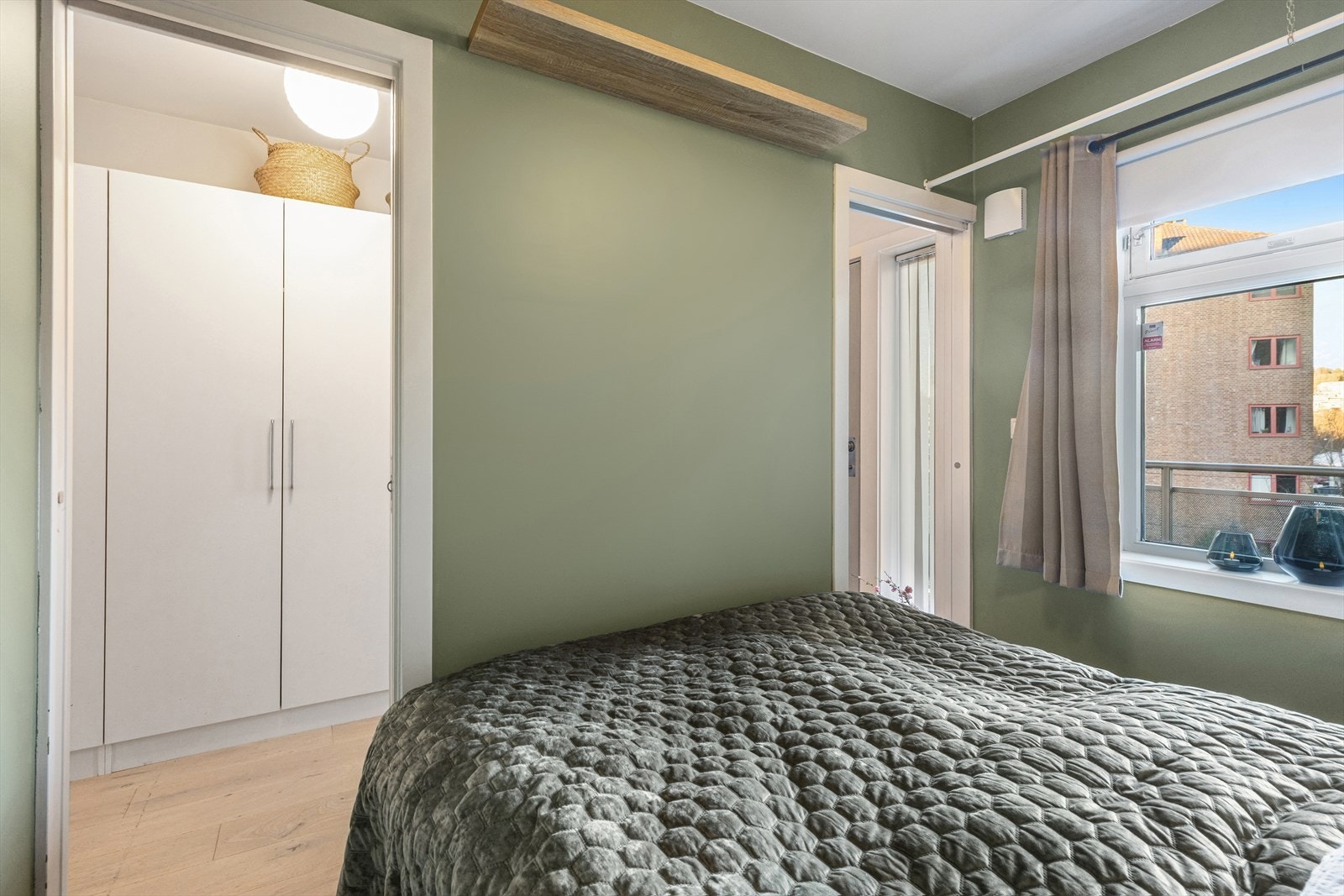 Smart løsning med skyvedører på hver side av sengen Galleribilde