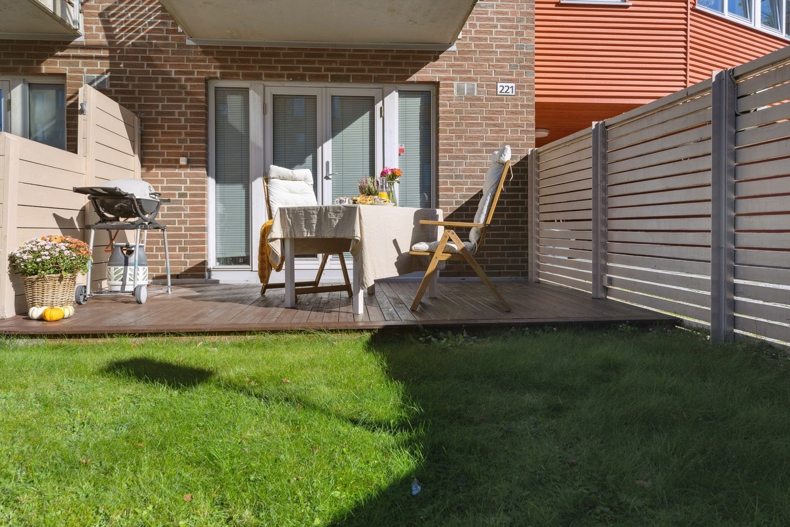 Leiligheten har en flott, solrik uteplass med gode solforhold Galleribilde