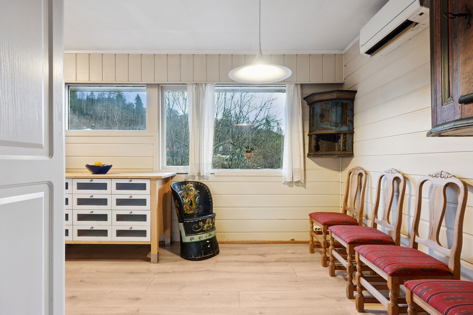 Kjøkken med spiseplass Galleribilde