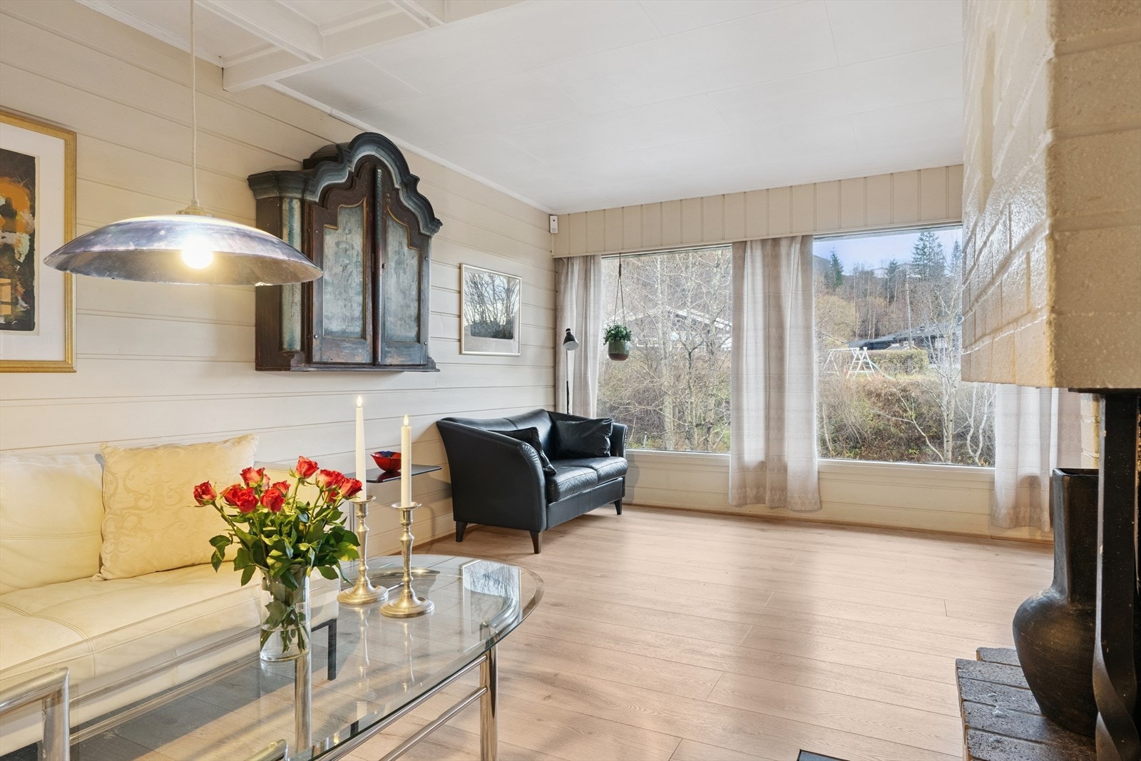 Romslig stue. Store vinduer gir godt med dagslys. Galleribilde