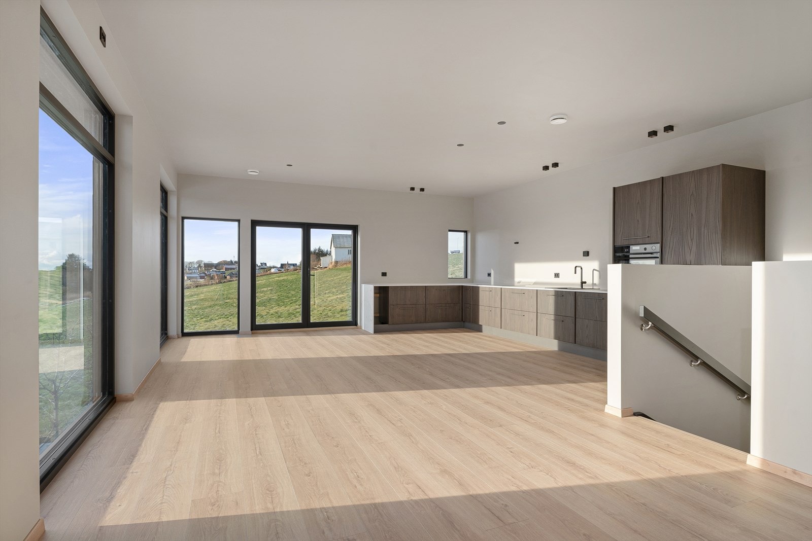 Fra entré kommer man til kjøkken og spisestue, med videre adkomst til stue. Rommet har en spektakulær utsikt som sørger for hyggelige stunder i godt selskap. Galleribilde