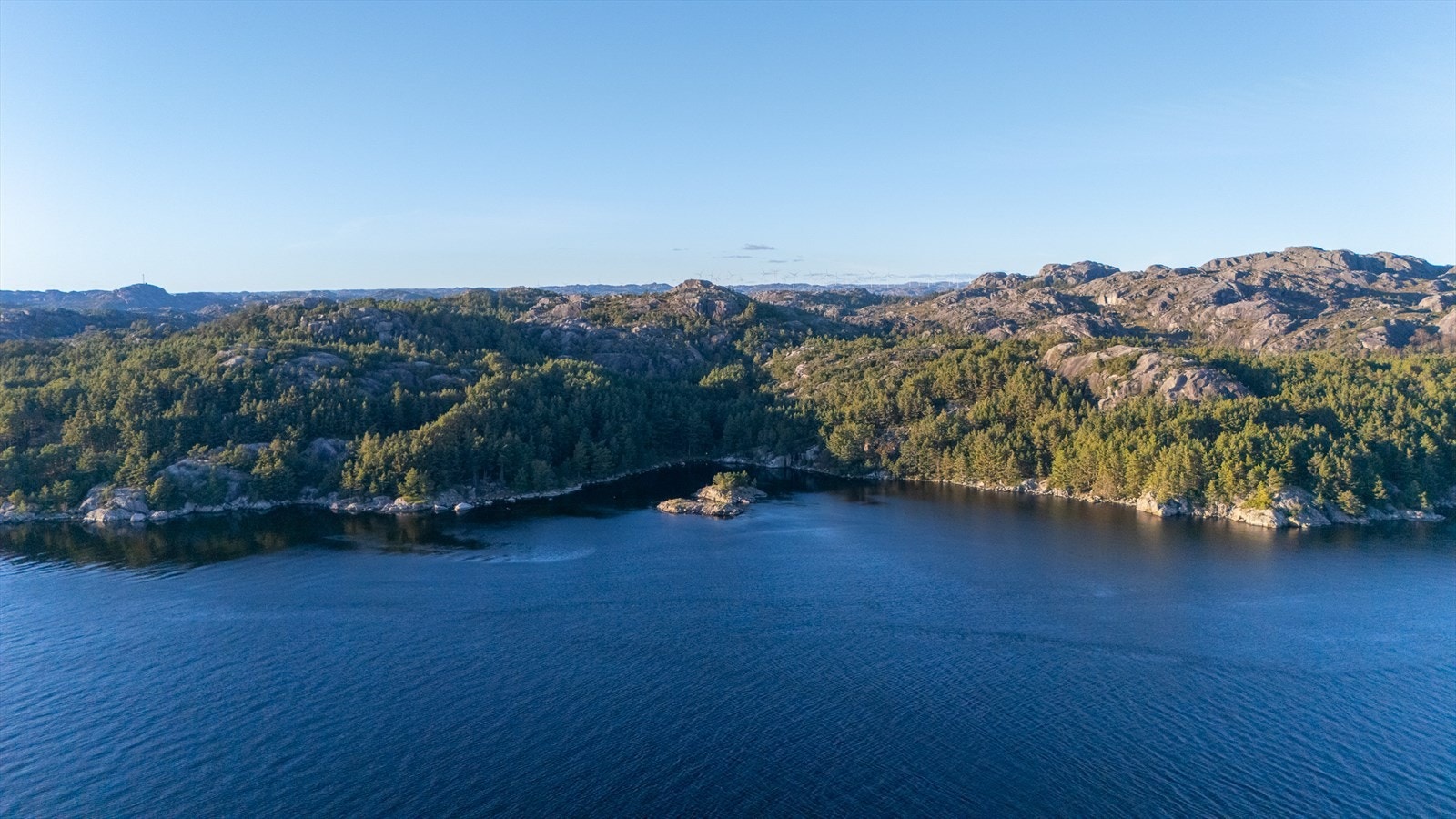 Sameie med strandlinje. Galleribilde
