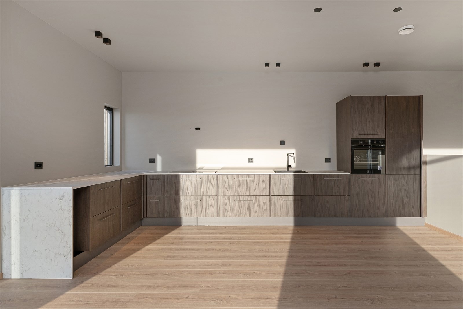 Lekkert kjøkken med integrerte hvitevarer. Galleribilde