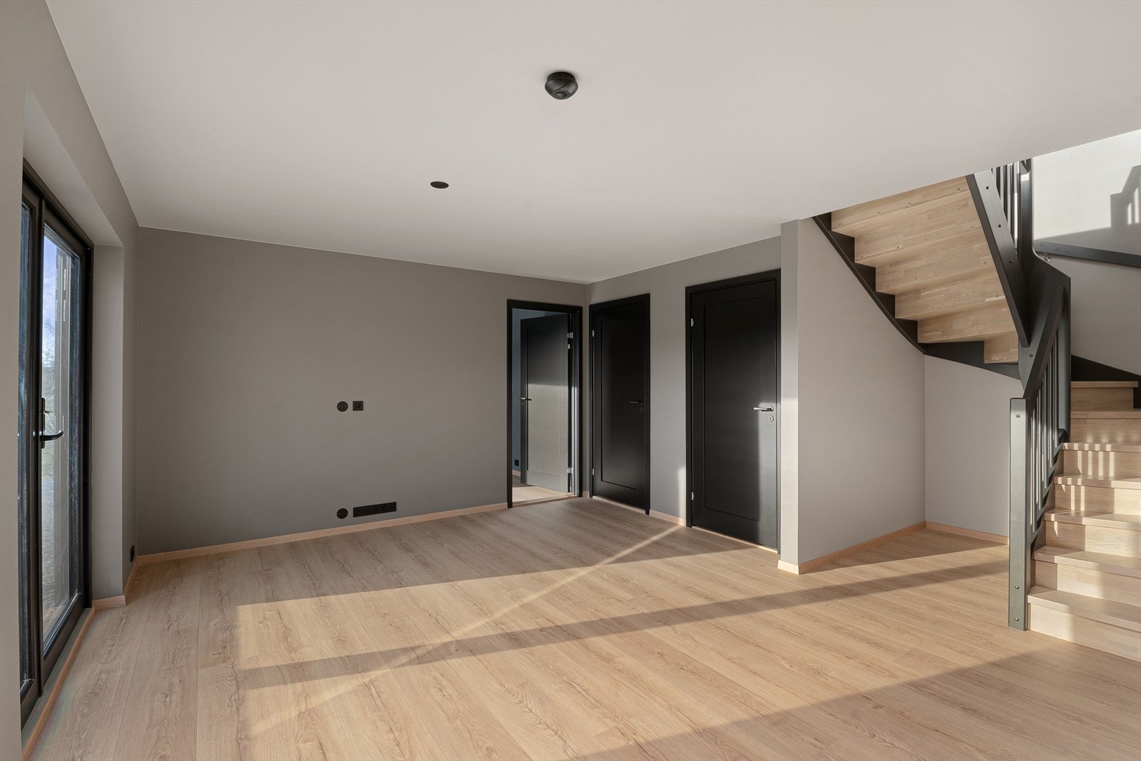 Underetasjen har stue, 2 soverom, 2 bad og eget vaskerom. Galleribilde