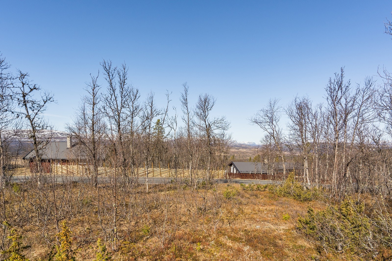 Sommerstid er det mange turmål til fots i området. Som f.eks. Ålfjell (1.137 moh), Grønsennknippa (1.368 moh) og Gråkampen (1.595 moh) for bare å nevne noen. Det er også muligheter for jakt- og fiske i Vestre Slidre Statsallmenning. Galleribilde
