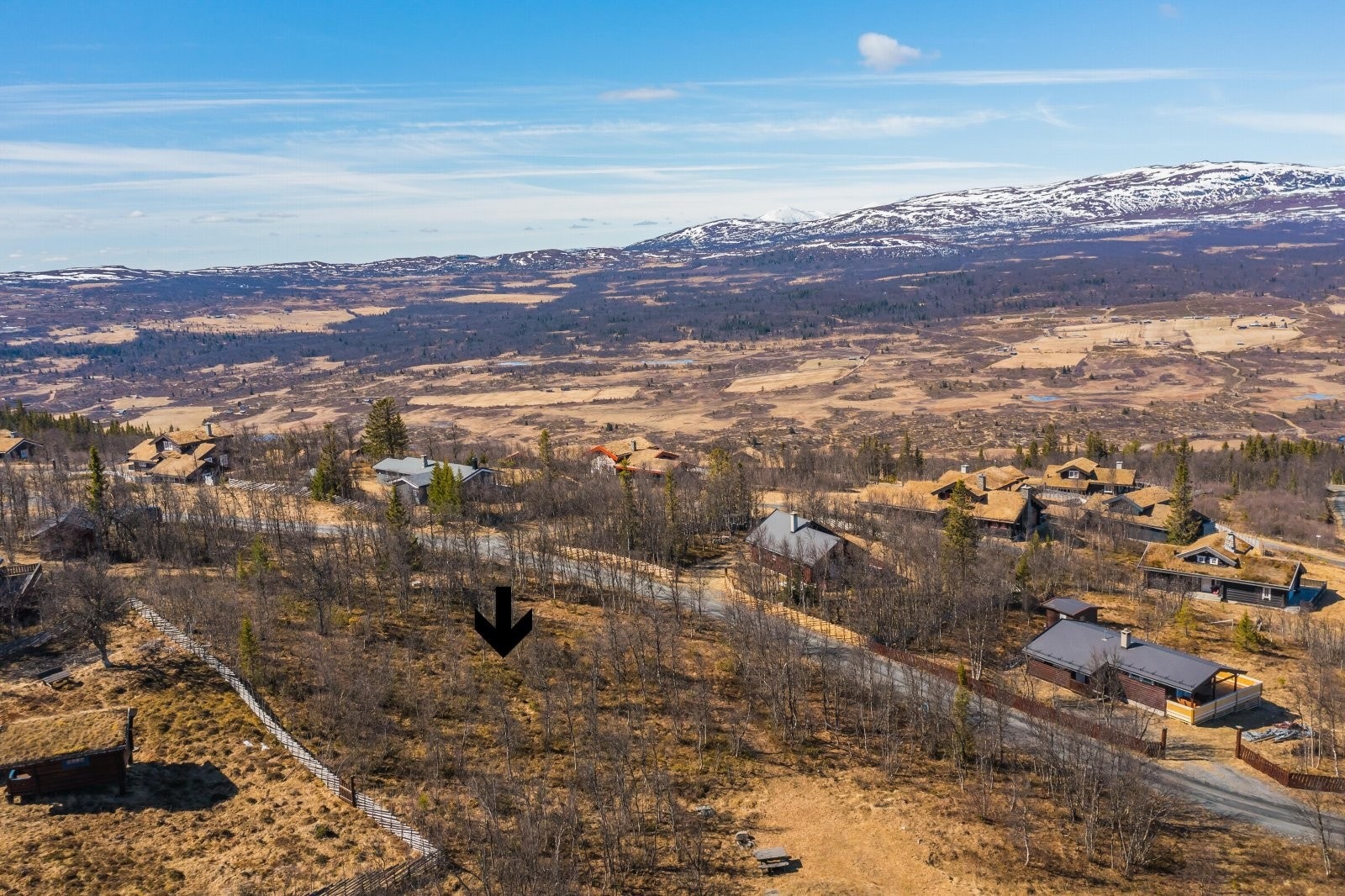 Denne flotte hyttetomta ligger åpent og meget solrikt til i Ulset hyttegrend, ca. 1005 moh. Her er det storslått utsikt utover vakre fjellområder som Grønsennknippa, Bukonofjell og Gilafjellet, samt Syndinvannet, Grindane og Jotunheimen. Galleribilde