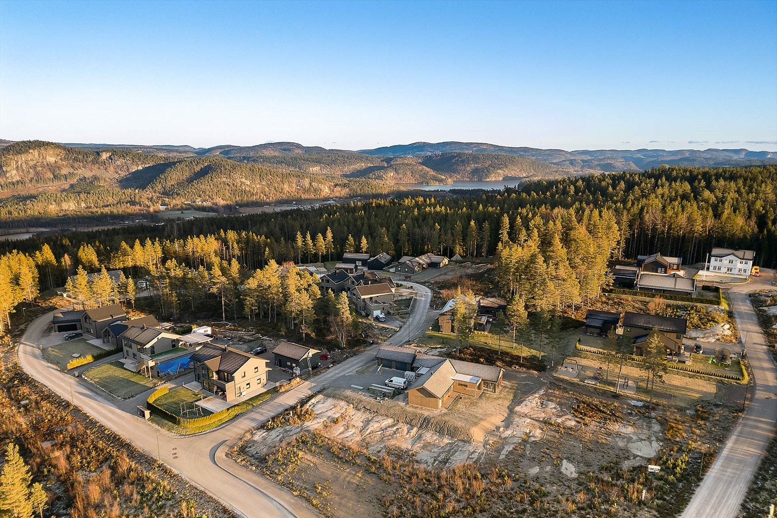 Det er meget barnevennlig og ingen gjennomfartstrafikk - kun kjøring til tomtene. Galleribilde