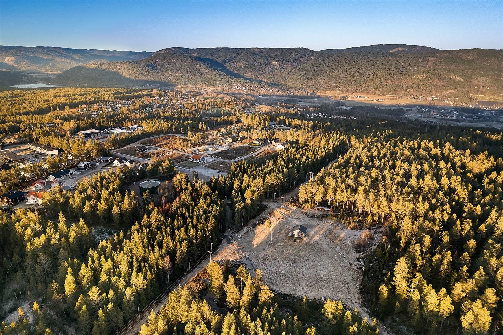 Solvegen Boligfelt er et nytt boligfelt nær barneskole og idrettsanlegg i Siljan kommune. Galleribilde