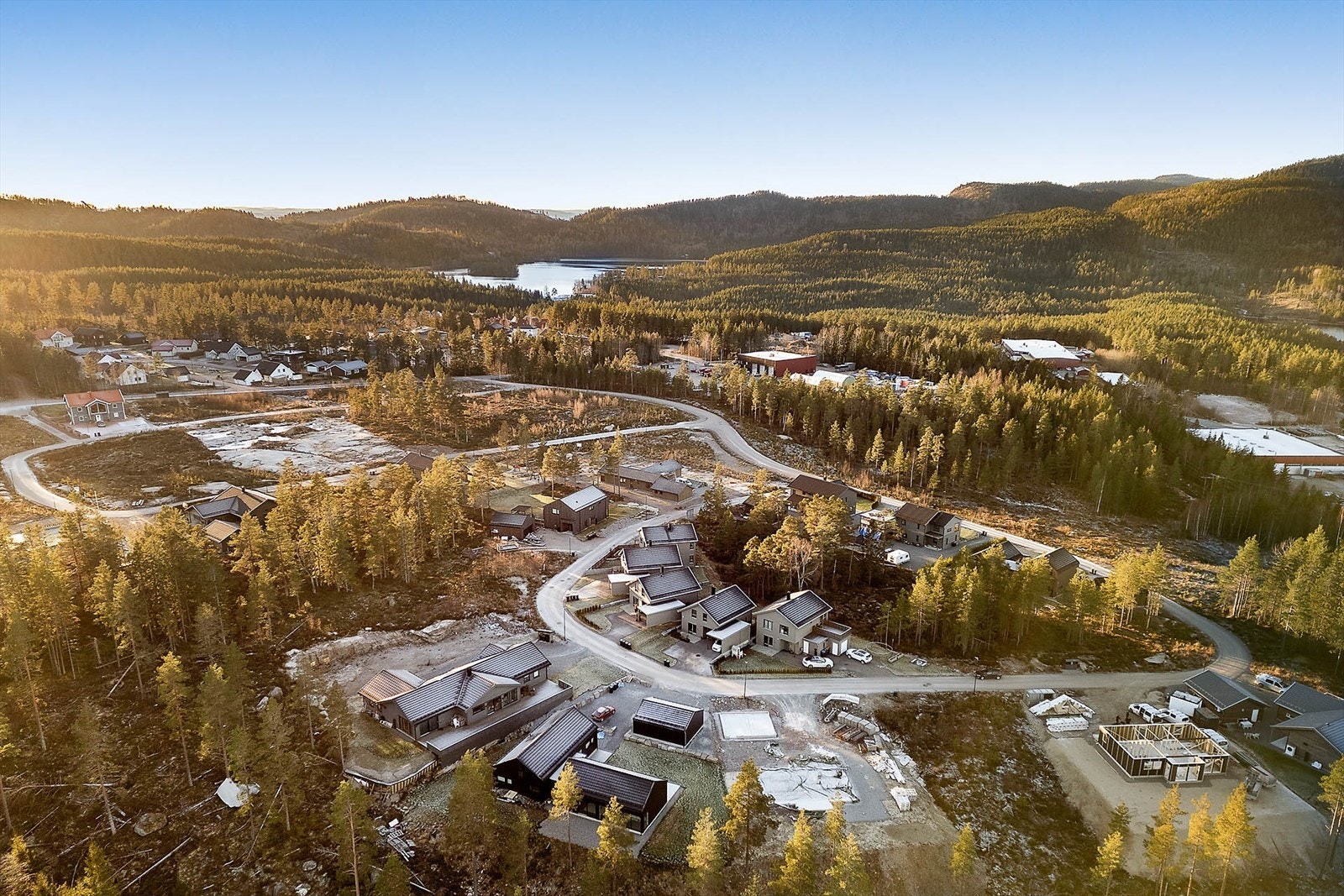 Tomtene er av god størrelse, og her er det klart med vei, vann og avløp til tomtegrense. Galleribilde