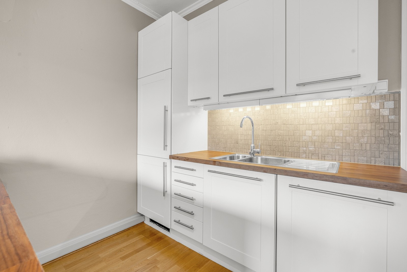 Kjøleskap, frys, oppvaskmaskin, platetopp og ovn følger med boligen Galleribilde