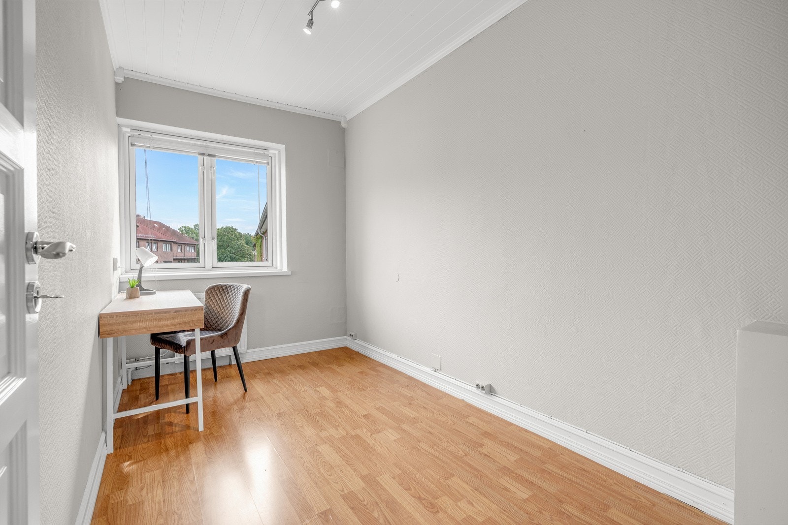 Soverom 2 med vindu mot bakgården Galleribilde