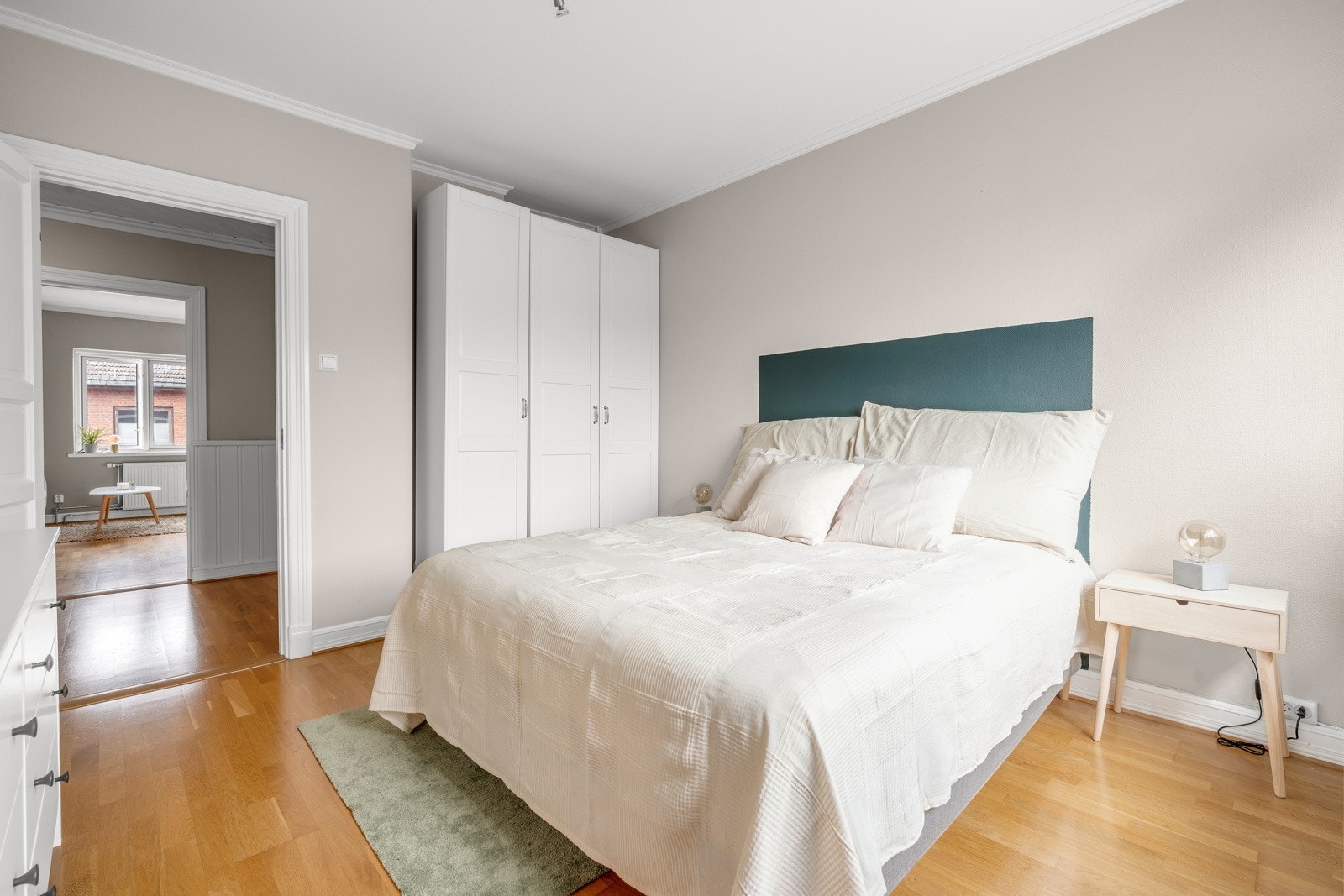 Hovedsoverom med plass til dobbeltseng, det følger med garderobe skap Galleribilde