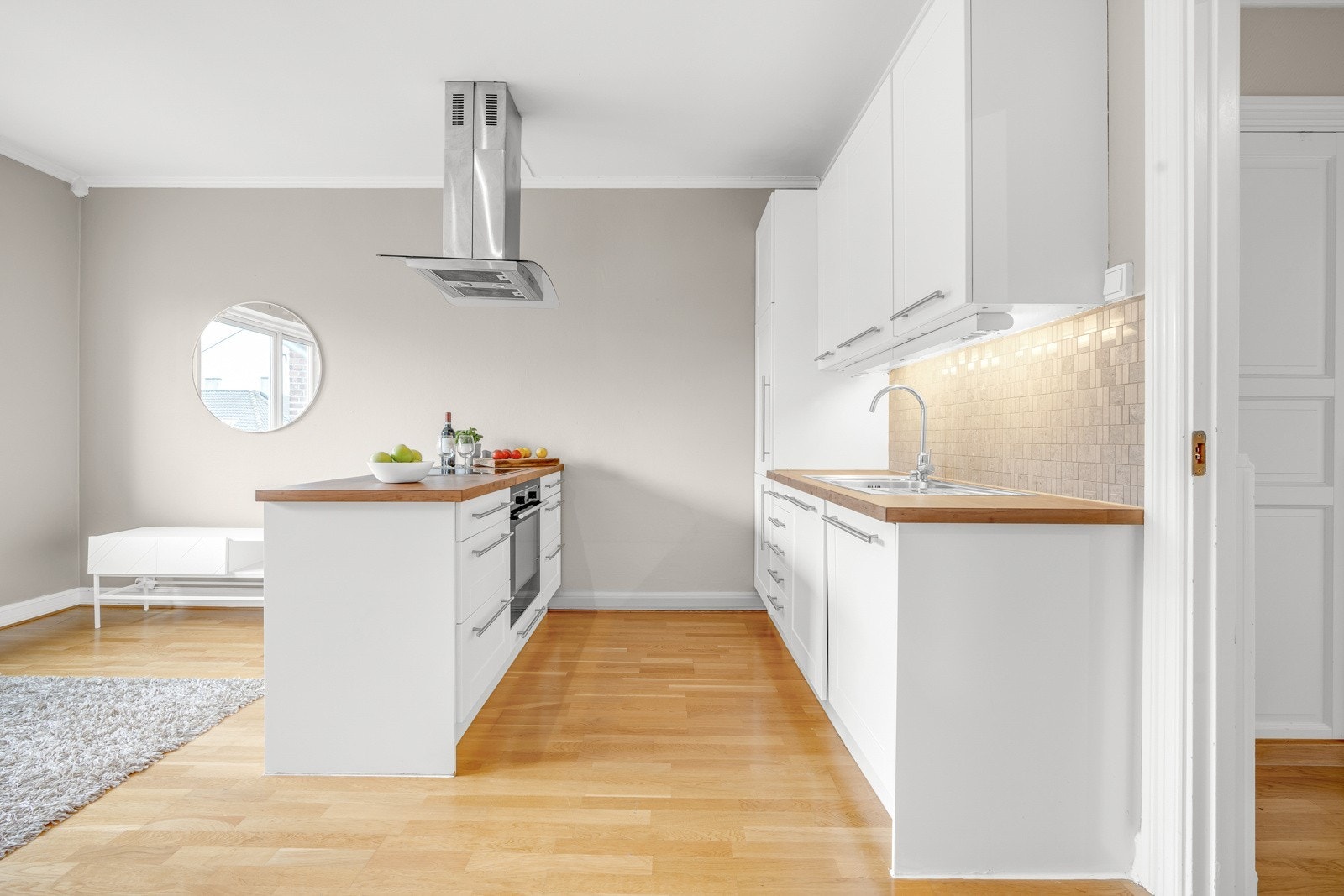 Lyst kjøkken med kjøkkenøy Galleribilde