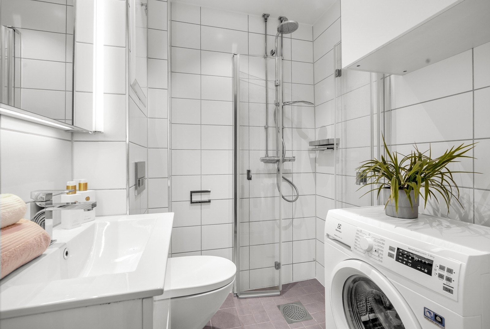 Baderom med vaskemaskin Galleribilde