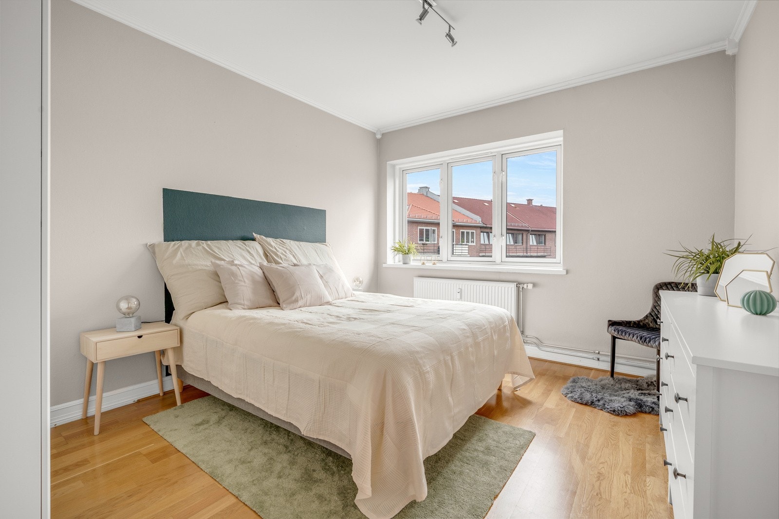 Hovedsoverom med vindu mot stille bakgård Galleribilde