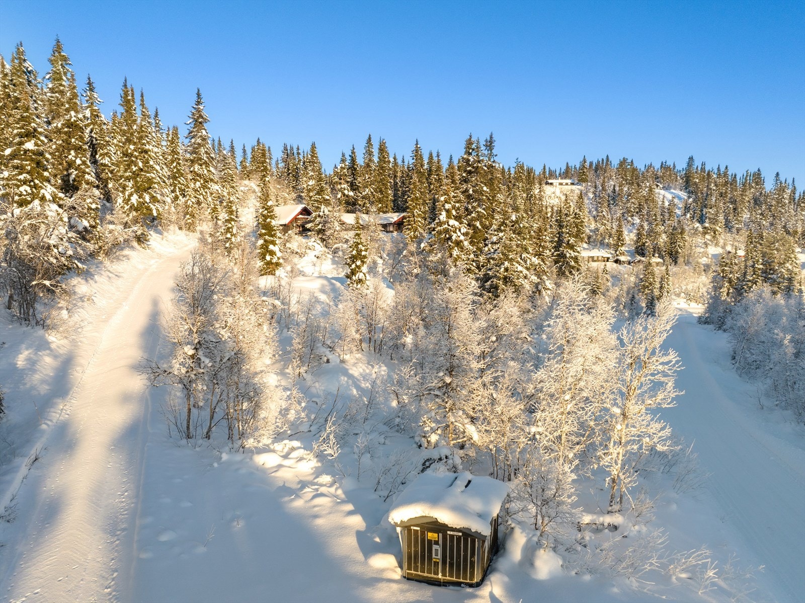 Hyttetomta ligger omlag 10 minutters kjøring fra Valdres alpinanlegg med 5 heiser og 15 løyper/ nedfarter. Fjellheisen, som er en del av alpinsenteret ligger ca. 5 km unna. Galleribilde
