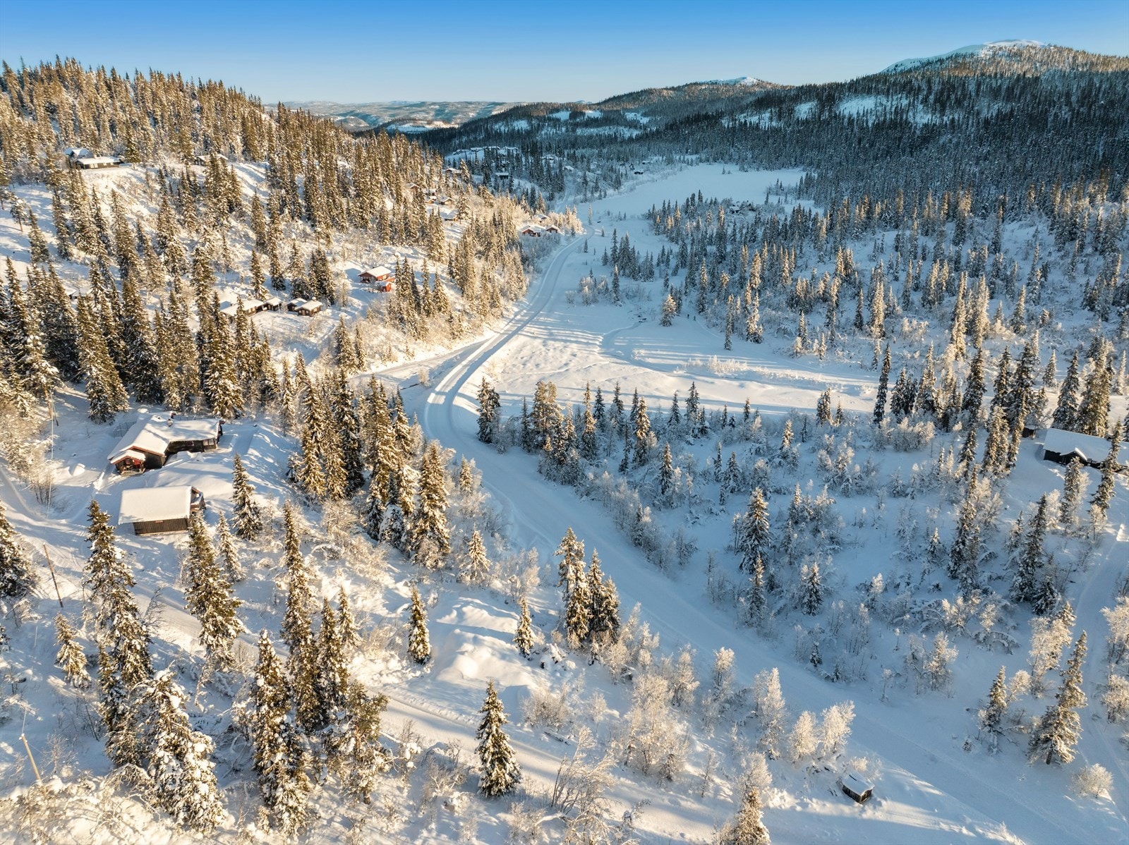 Her finner du et hyggelig hytteområde med lun og solrik beliggenhet ca. 900 moh. Galleribilde