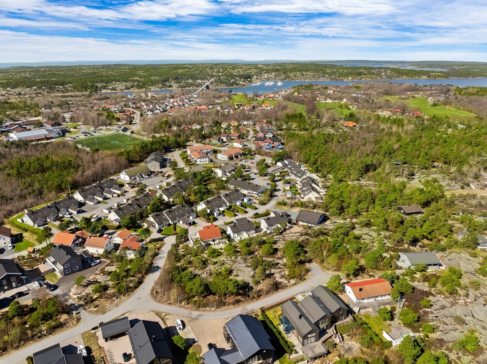 Til venstre ses Hvalerhallen og idrettsanlegget. Øverst i midten av bildet ser man mot Sand marina. Galleribilde