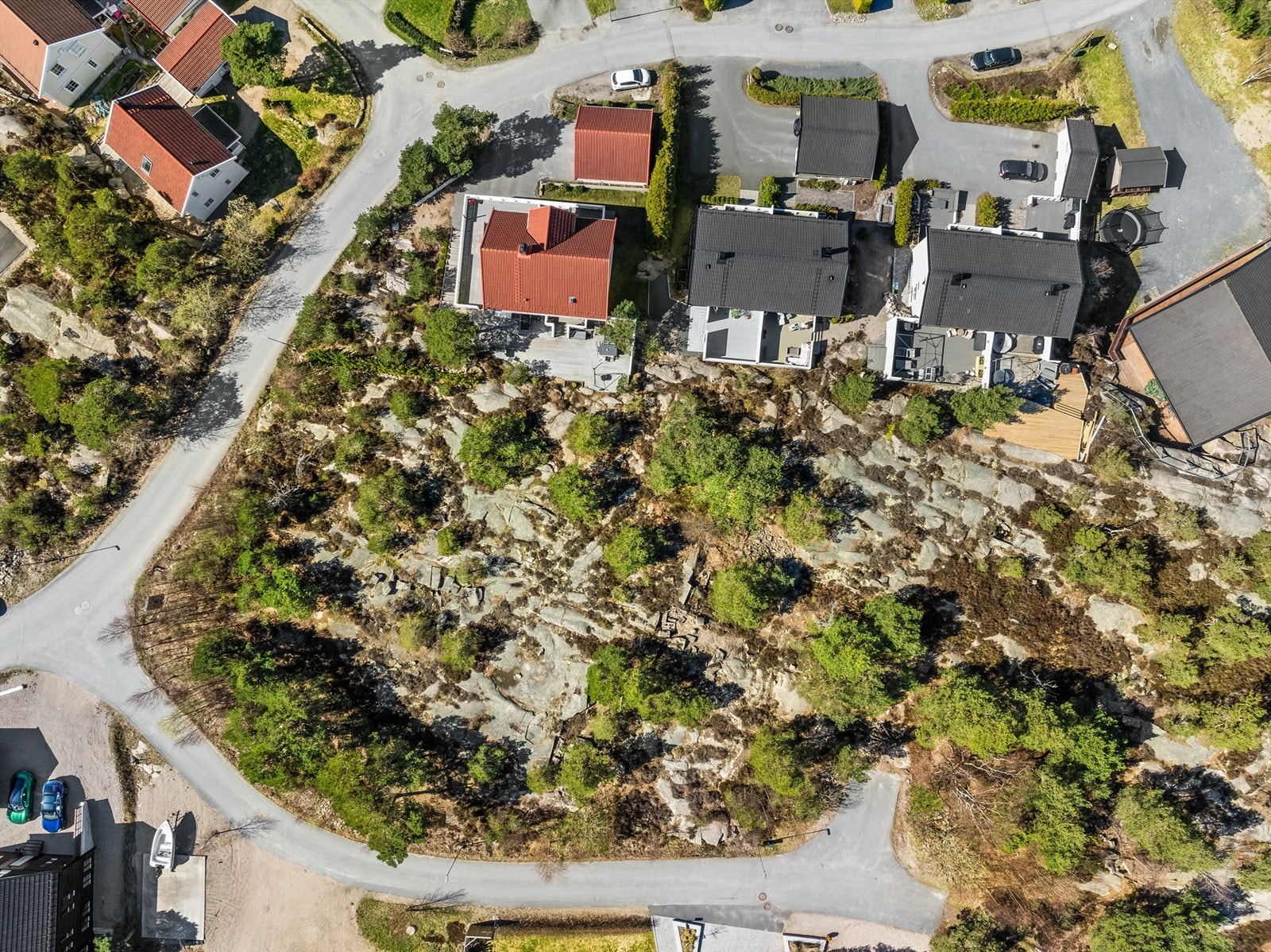 Det er gitt rammetilllatelser for hhv. Tomannsboliger og eneboliger på de fire tomtene. Galleribilde