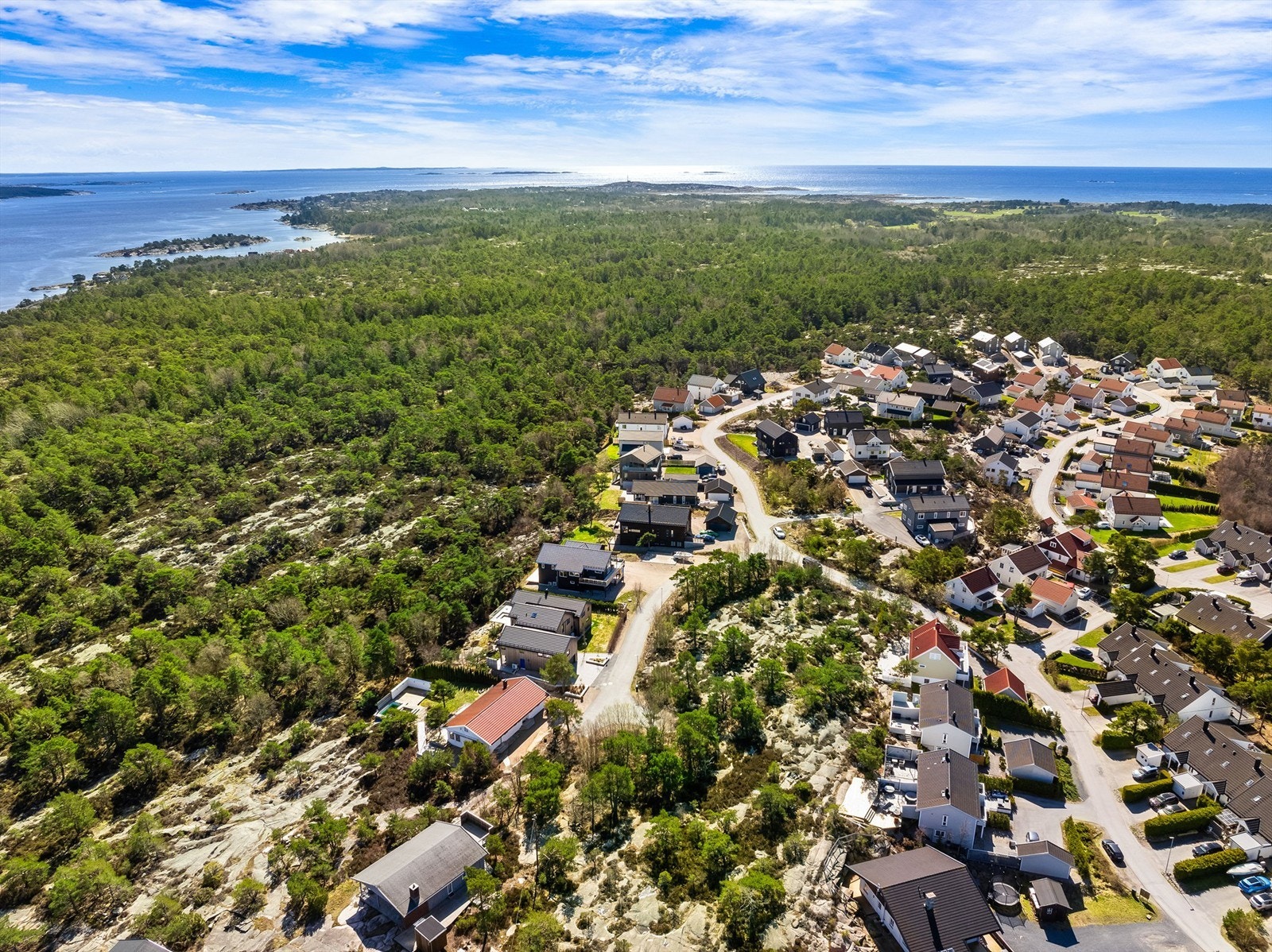 De fire tomtene ligger i en liten avstikker fra det øvrige feltet. Galleribilde