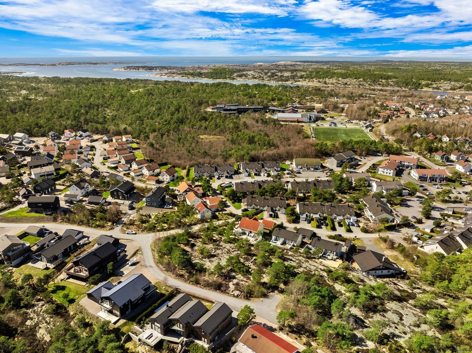 Boligfeltet består av både eneboliger, rekkehus og leiligheter. Galleribilde